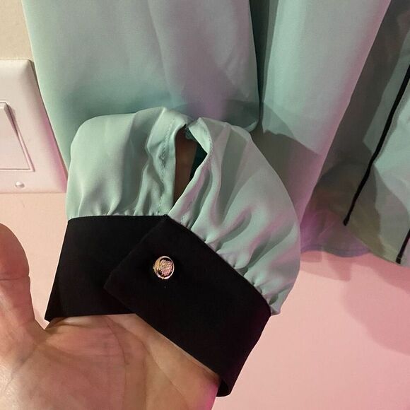 NWOT Blouse XXL green black button long sleeve V-Neck - Picture 5 of 5